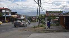 El barrio tiene solo una entrada principal por el anillo vial, la alterna está en pésimo estado. / Fotos: Pablo Castillo/La Opinión