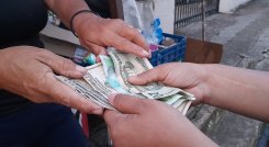 Pesos y dólares en efectivo mueve la economía de Venezuela. Foto Anggy Polanco / La Opinión