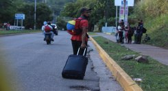 Por las carreteras del Táchira se siguen viendo a caminantes en dirección a la frontera colombo venezolana. Foto cortesía Jhonny Parra / La Opinión      Zona de los archivos adjuntos  Anggy Polanco <anggy17polanco@gmail.com> Adjuntos 16:59 (hace 4 horas) para marinaramirezr   Zona de los archivos adjuntos