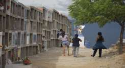 El cementerio Golgota es reconocido por darle siempre un lugar digno a los fallecidos, aunque sus familias no tengan recursos suficientes. /Foto: Pablo Castillo/La Opinión