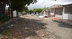 Mientras por un lado intervendrán vías en asentamientos humanos, en otro barrios de la ciudad como San Martín, la malla vial está en pésimas condiciones./ Foto: Pablo Castillo/La Opinión