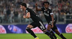 El colombiano Juan Guillermo Cuadrado (atrás), jugó 54 minutos en el triunfo de la Juve ante el Spezia.