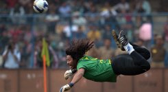René Higuita hizo famosa la jugada del escorpión en un partido amistoso contra Inglaterra./Foto: AFP
