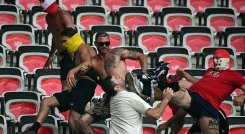 En la antesala al inicio del partido entre el Niza de Francia y el Colina de Alemania se presentó una pelea entre hinchas de los dos equipos.