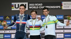 Remco Evenepoel (centro) es el nuevo campeón Mundial de ruta.