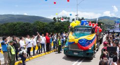 El camión procedente de Venezuela arribó a Colombia, por el puente internacional Simón Bolívar, cargado de bobinas de aluminio. / Foto: Juan Pablo Cohen-La Opinión