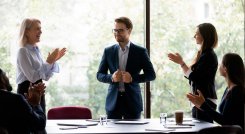 Un buen liderazgo no solo es clave para generar y mantener un ambiente laboral saludable y seguro; también va en línea con las expectativas de los trabajadores en la actualidad. 