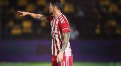 James en su primer partido con el Olympiacos