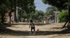 La falta de agua potable y del suministro de alimentos y nutrientes necesarios para el desarrollo infantil y la atención médica, favorecen la aparición de la enfermedad./ Foto: Colprensa 