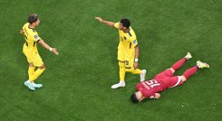Catar, primer anfitrión de un Mundial que pierde en su debut