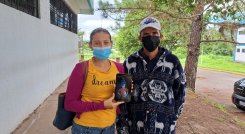 Familiares de Michelle Pernía exigen que permitan el paso a los enfermos a través de la frontera de manera digna. Foto Anggy Polanco / La Opinión 