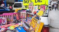 Los comerciantes venden juguetes acorde a la situación económica de las personas./ Foto: Anggy Polanco / La Opinión