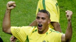 Ronaldo Nazario 'El Fenómeno', figura de Brasil en el Mundial de Corea-Japón 2002, Lució este look con el que la canarinha conquistó su último título Mundial.