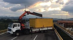 Los contenedores finalmente fueron retirados del Puente Tienditas. Fotos Cortesía / La Opinión