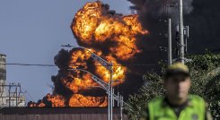 Un bombero muerto por incendio en un depósito de combustible./Foto: AFP