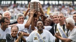 Pelé, en 2014 celebrando con varios exjugadores, loa 100 años del Santos.