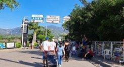 Habitantes de San Antonio espera a que los vehículos también circulen por el Puente Simón Bolívar. Fotos Anggy Polanco / La Opinión