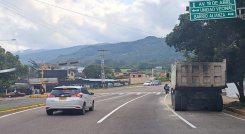 Pocos vehículos con placas colombianas se observan en San Cristóbal. Foto Anggy Polanco / La Opinión