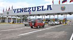 Agentes aduaneros de Venezuela solo están a la espera de instrucciones del Seniat, para operar por Tienditas./ Foto Jorge Iván Gutiérrez-La Opinión