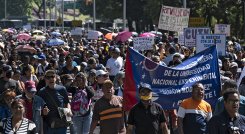 Trabajadores de la salud pública de Venezuela exigen alza a salarios de "esclavos"./Foto: AFP