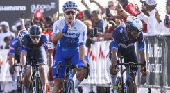 Fernando Gaviria (Movistar), a la derecha tuvo una buena actuación en la curta etapa del UAE Tour.