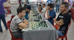 El Mestro FIDE, Gilberto Valderrama (a la derecha), con 5.5 puntos se quedó con el primer lugar del campeonato de ajedrez.