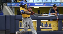 El pelotero colombiano Derwin Pomare, rompe el bate mientras golpea la pelota durante el el partido de béisbol por el tercer lugar de la Serie del Caribe.
