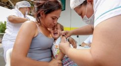 Desde los 18 meses de edad y hasta los seis años es el rango para recibir la vacuna./Foto Archivo/La Opinión