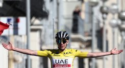 Tadej Pogacar consigue un nuevo trofeo en su carrera deportiva.