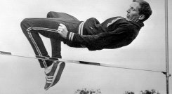 El exsaltador estadounidense Dick Fosbury, se destacó en los Olímpicos de México 1968