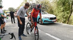 El ciclista colombiano Egan Bernal se cayó a 90 kilómetros de la meta y debió abandonar la Vuelta. (Foto Cortesía/Neos Grenadiers)