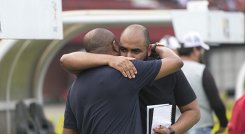 El técnico Bernardo Redín y su hijo se abrasan después de que el Cúcuta eliminará al  Deportes Quindío de la Copa Colombia.
