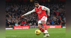 Arsenal remonta y sigue líder