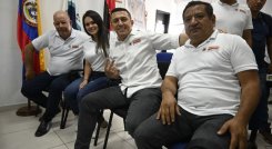 Juan Gabriel Baca (centro) inscribió ayer el comité promotor de su candidatura, ante la Delegación Departamental de la Registraduría.  / Foto cortesía para La Opinión