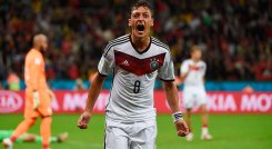 Mesut Ozil anunció su retiro. 