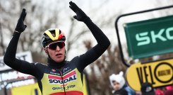 Tim Merlier, ganador de la primera etapa de la París-Niza 2023.