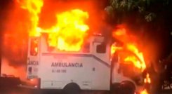 Quemaron dos ambulancias en el Bajo Cauca y jugaron con la camilla de una de ellas