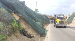 El desprendimiento de piedras y tierra del talud que bordea el deprimido construido en el anillo vial, vía a El Zulia, es evidente.