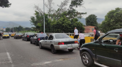 Ayer transitaban carros colombianos y venezolanos por el puente Simón Bolívar con total normalidad y sin efectuar ningún pago.