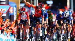 El británico Ethan Hayter (Ineos) ganó la primera etapa.