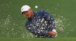 El golfista Brooks Koepka, a pesar de las lluvias sigue al frente del Abierto de Augusta.