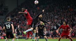 El Liverpool logró salvar un punto en casa al igualar con el líder Arsenal.