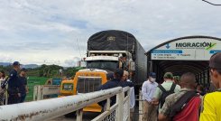 Las gandolas son secuestradas por algunas horas mientras saquean las mercancías.  Foto cortesía / La Opinión 