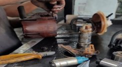 Pésima calidad de la gasolina venezolana daña las pilas de los vehículos. Foto: Anggy Polanco / La Opinión