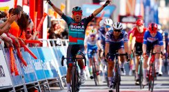 Sergio Higuita ganó la quinta y penúltima etapa de la Vuelta al País Vasco. / Foto: Twitter @SprintCycling