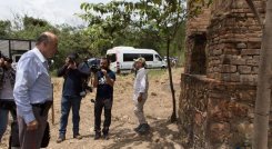 El canciller Álvaro Leyva encabezó un acto de reconocimiento en donde funcionó uno de los hornos crematorios de Juan Frío./Foto Juan Pablo Cohen-La Opinión