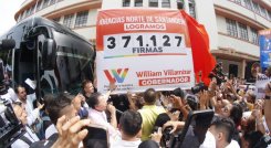 William Villamizar entregó ayer las firmas que recogió para avalar su tercera aspiración a la Gobernación de Norte de Santander. / Foto cortesía para La Opinión