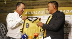 César Farías (derecha), exhibe la camiseta de Águilas Doradas nuevo equipo.