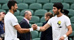 Novak Djokovic (izquierda) y el joven español Carlos Alcaraz en su primer duelo en Wimbledon.