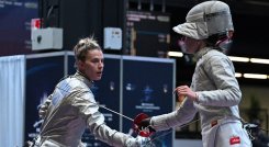 La esgrimista ucraniana Olga Kharlan (izquierda) derrotó a la rusa Anna Smirnova. 